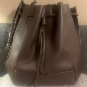 Large, convertible, taupe bucket bag in Technik leather 100% vegan. Pristine!